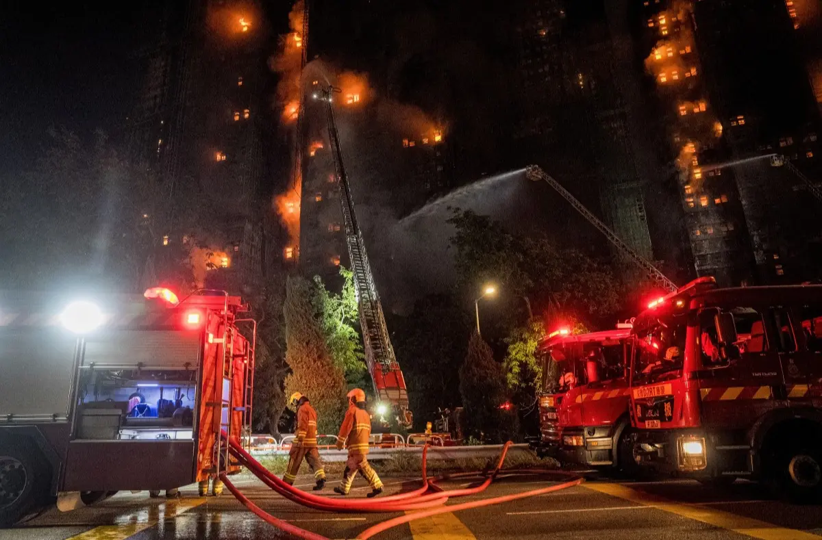 Al menos 36 personas pierden la vida en devastador incendio en un complejo residencial de Hong Kong