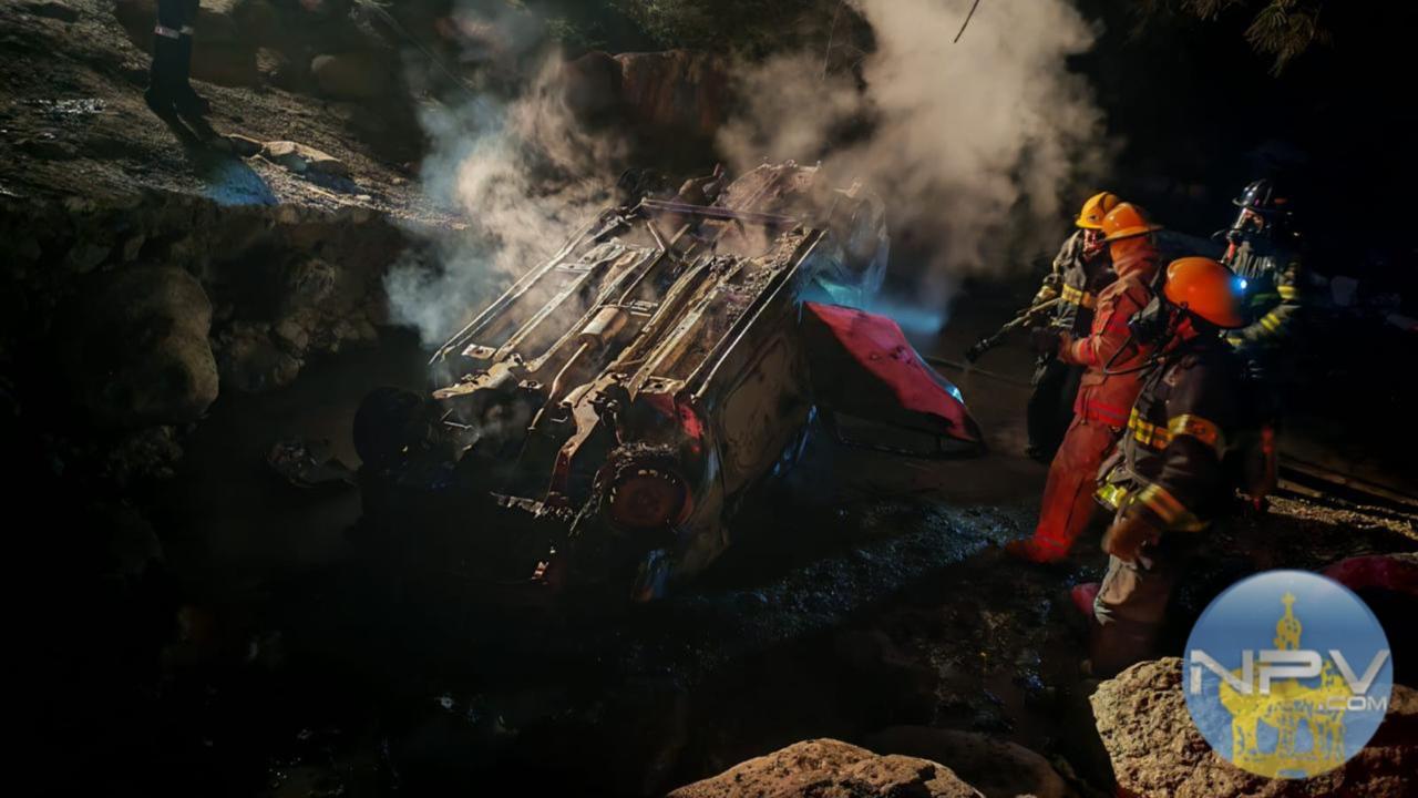 Apagan incendio de vehículo accidentado en la ruta a La Palapa