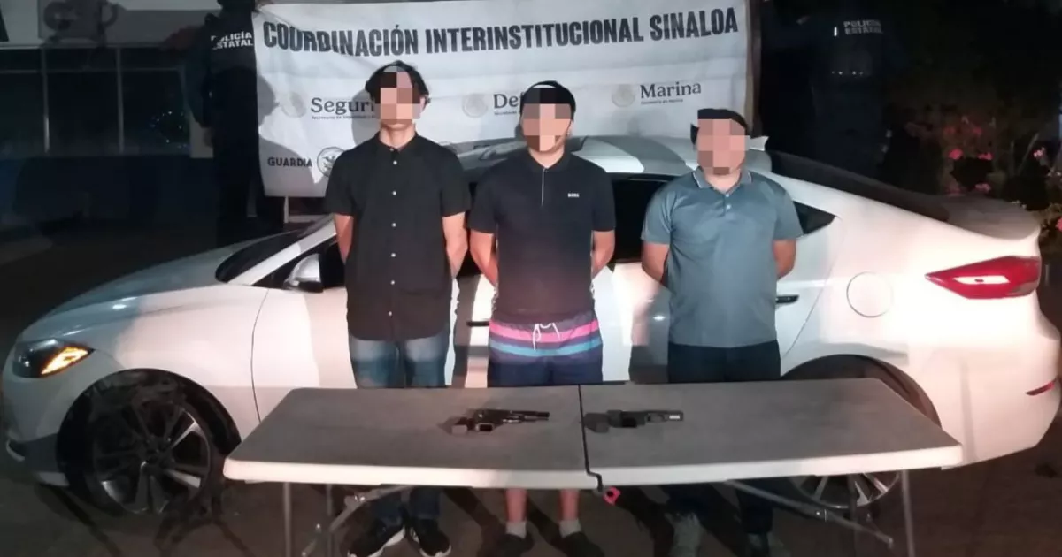 Detienen a tres civiles, incluido un menor, por ir armados en un carro robado en Villas del Río, Culiacán