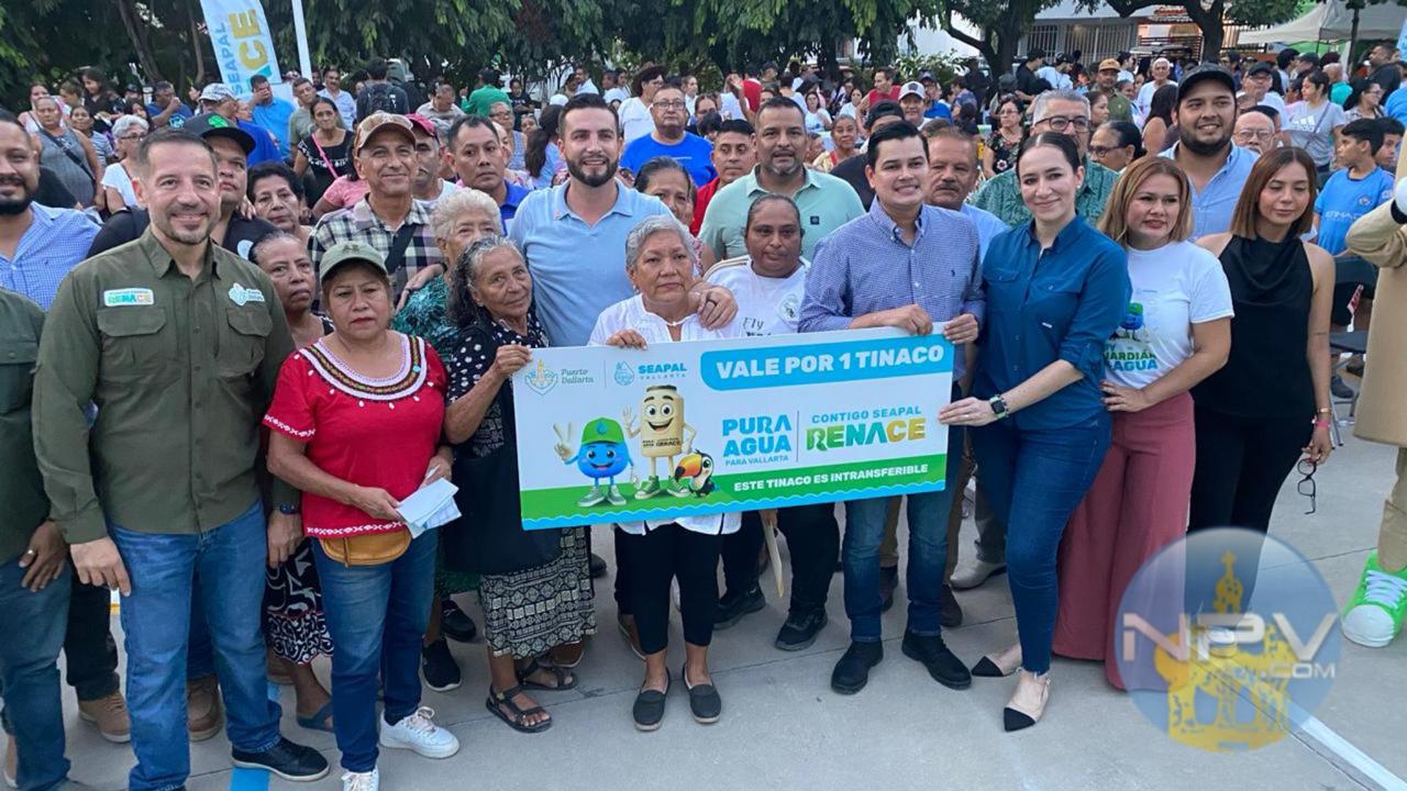 Distribuyen 300 tinacos a familias de Ixtapa