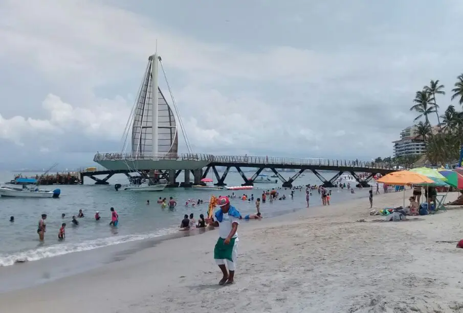 El muelle de Los Muertos en Puerto Vallarta se convertirá en un gigantesco árbol de Navidad.