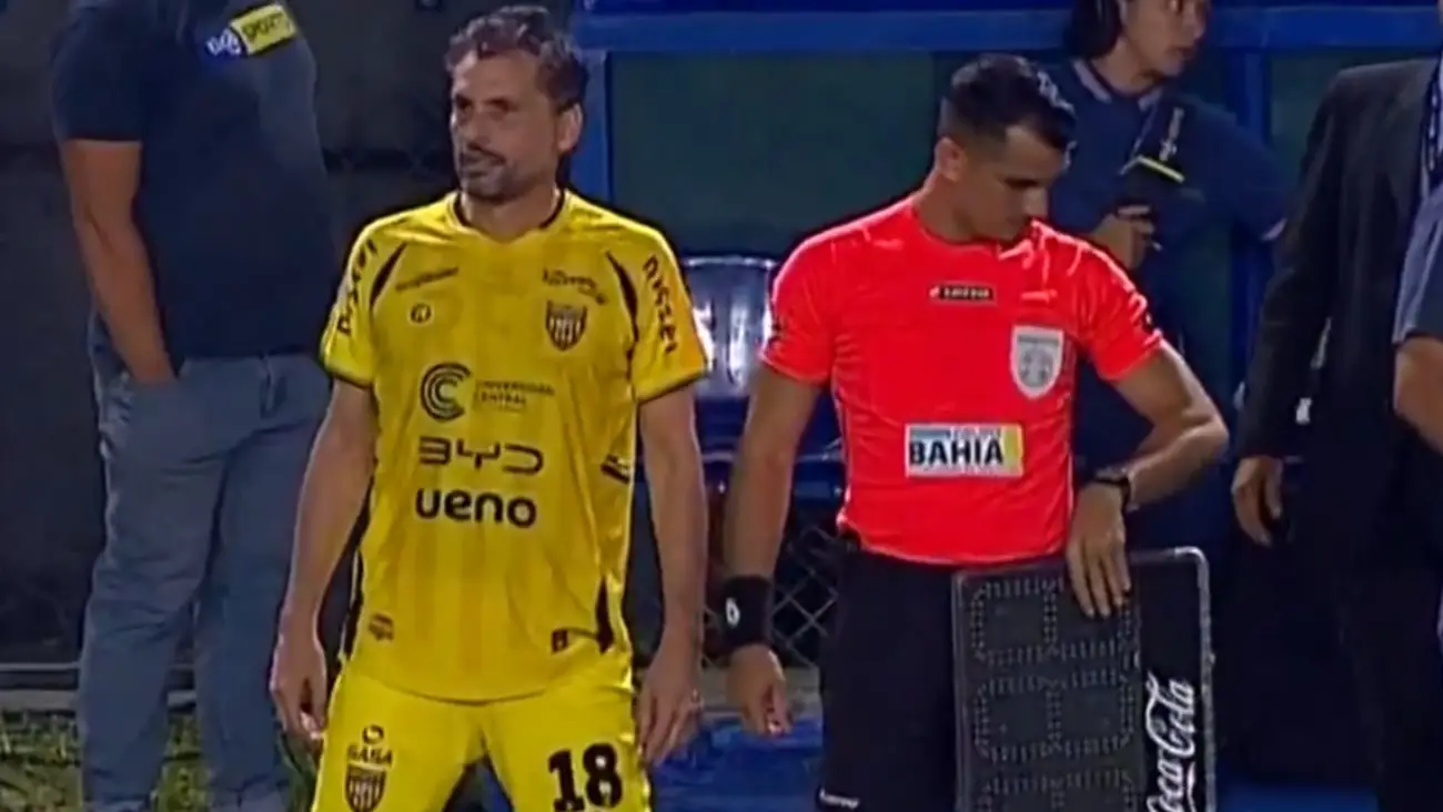 El presidente de un equipo mexicano juega un partido a sus 51 años y establece un nuevo récord.