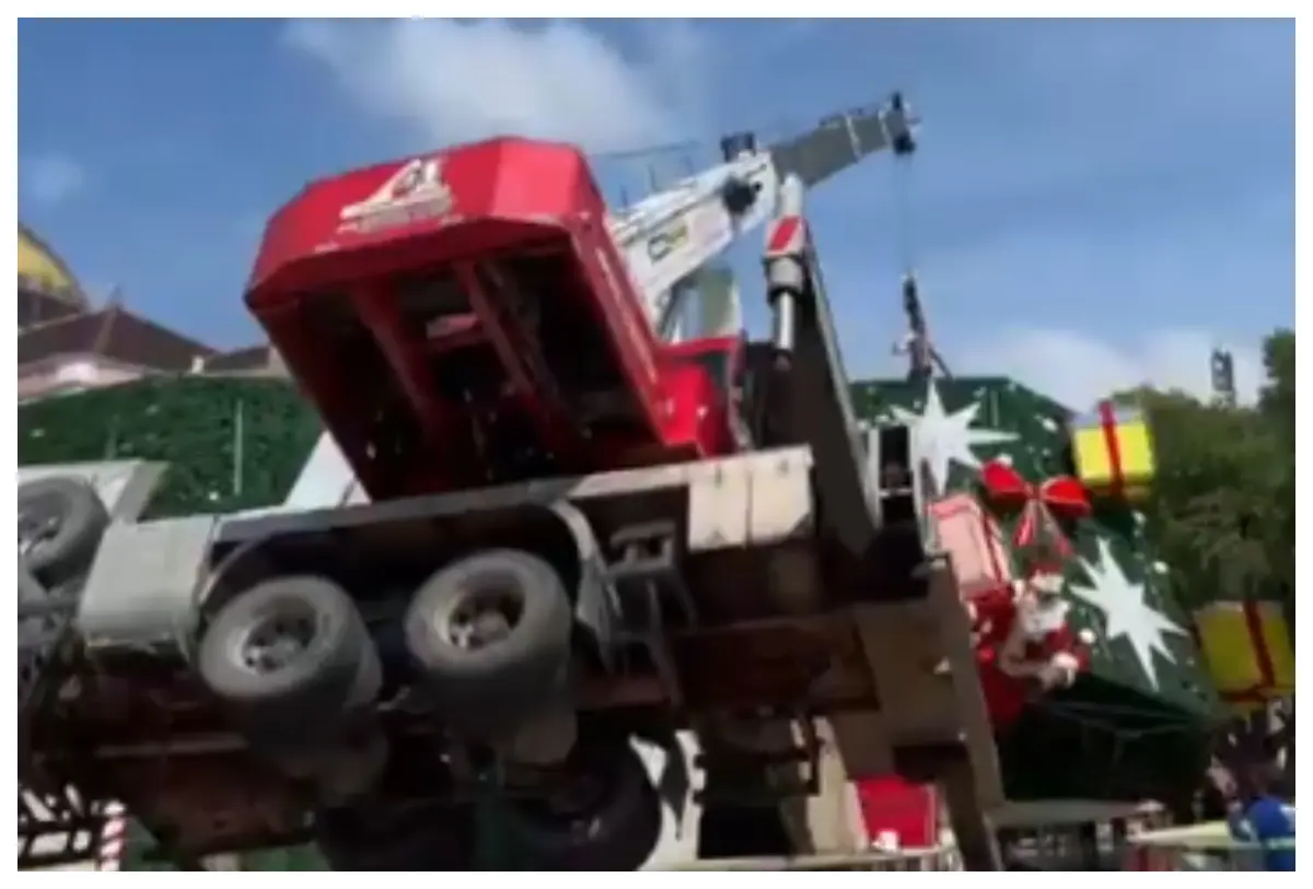 Hombre pierde la vida al ser aplastado durante la colocación de un enorme árbol de Navidad en Brasil
