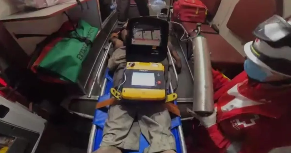 Hombre rescatado de un incendio en Mazatlán tras quedar atrapado y sufrir un paro cardíaco