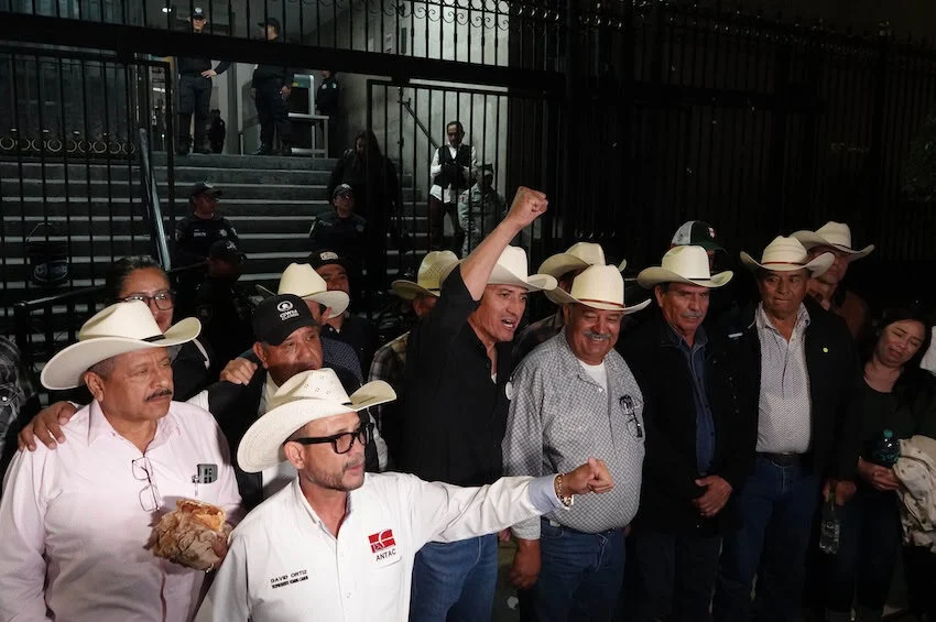 Los camioneros levantan los bloqueos tras un extenso acuerdo de negociación.