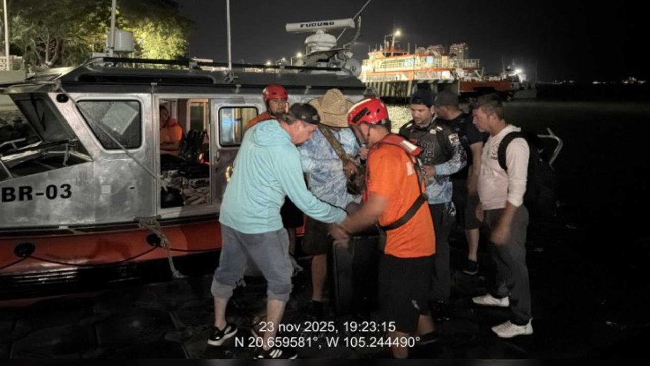 Marina salva a nueve náufragos de un yate en peligro de hundirse en Bahía de Banderas