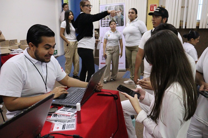 UAS y Santander llevan a cabo una Jornada de Credencialización en Medicina para iniciar la vida financiera de los estudiantes.