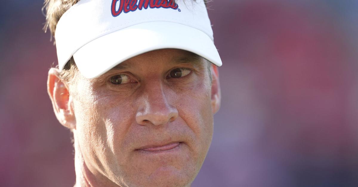 ¿Florida o LSU? La decisión del entrenador Kiffin de Ole Miss se revelará después del "Bowl de Huevo".