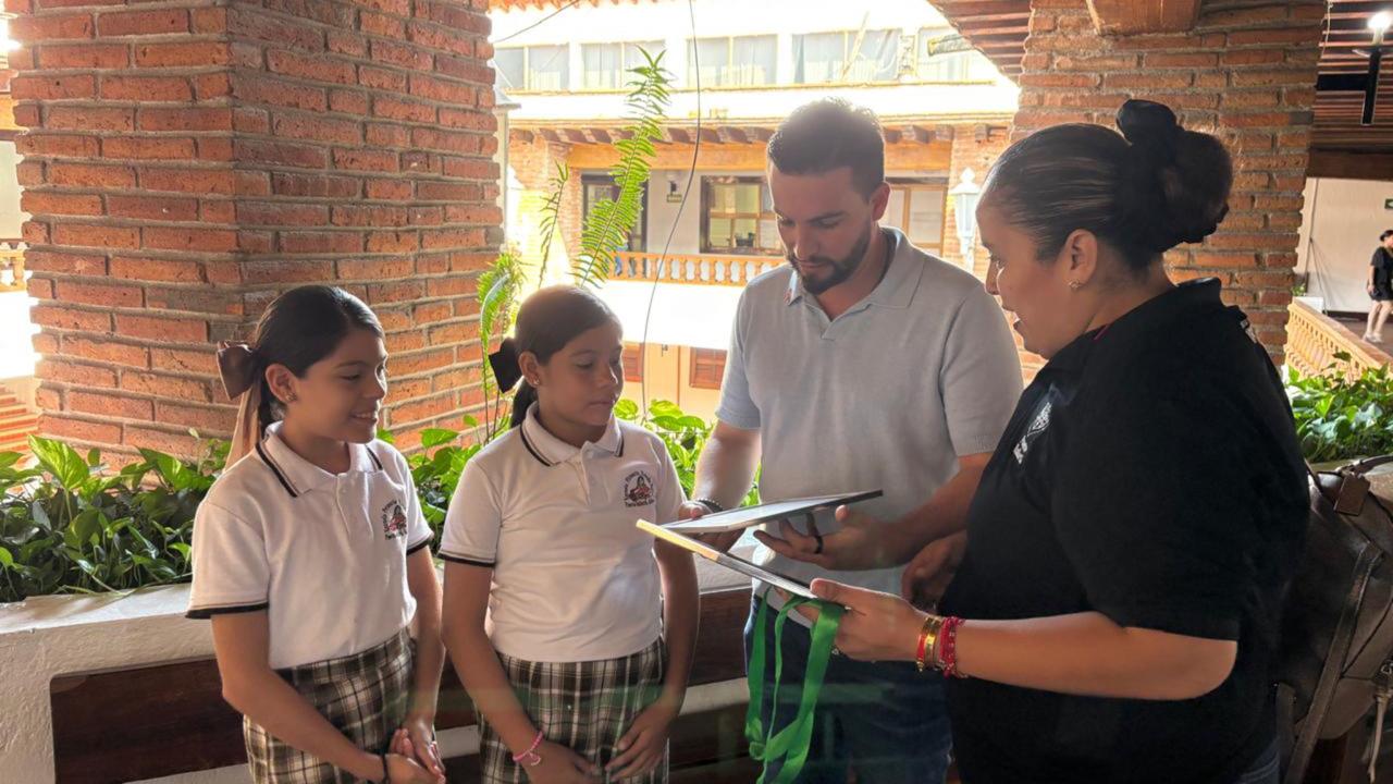 Abdiel, Alexa y Alison reciben homenaje del alcalde Luis Munguía por su amor a la naturaleza