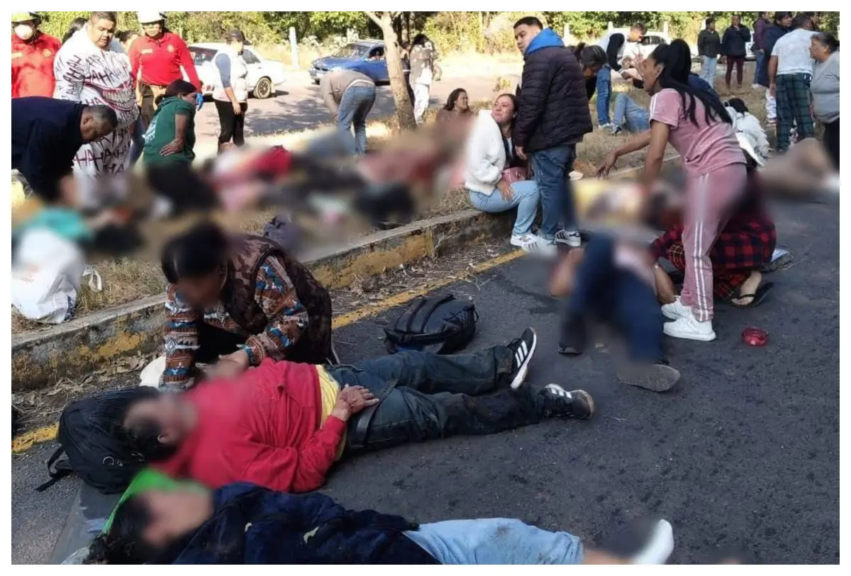 Accidente entre transporte público y camioneta de peregrinos en Edomex deja 2 muertos y más de 20 heridos