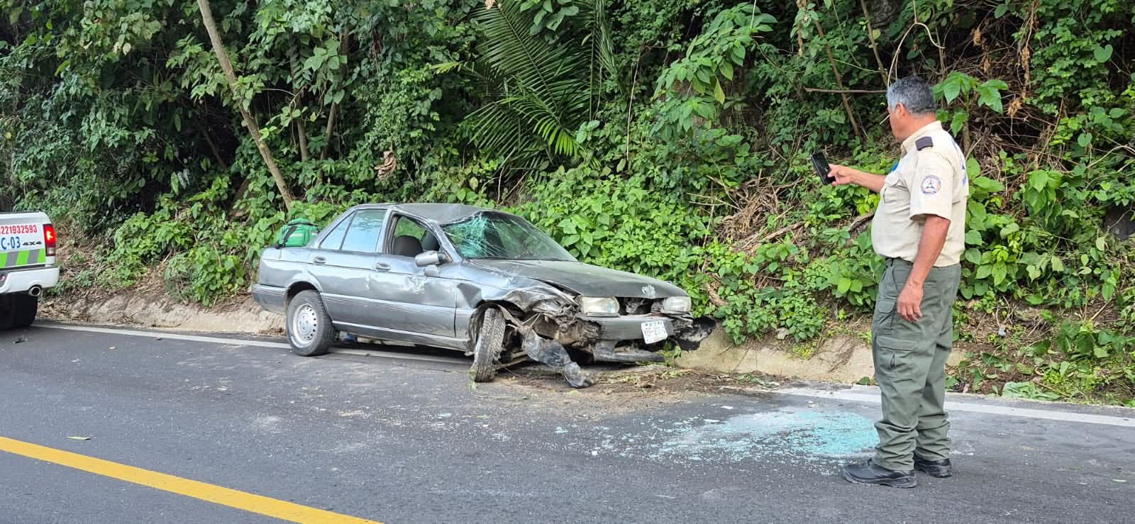 Accidente espectacular en la carretera federal 200 deja a un herido en la frontera entre Cabo Corrientes y Puerto Vallarta