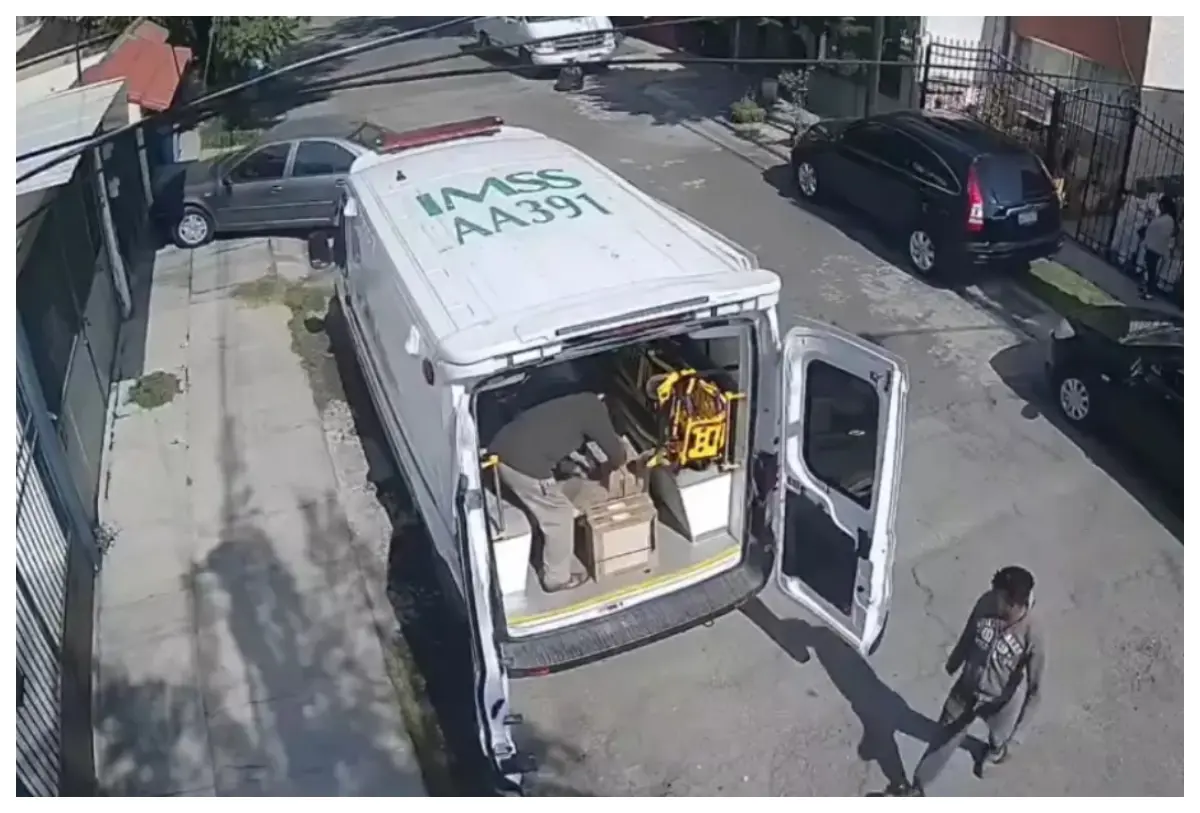 Ambulancia del IMSS utilizada para trasladar materiales de construcción en el Estado de México