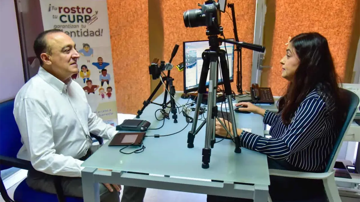 Antonio Menéndez completa su inscripción para la CURP Biométrica