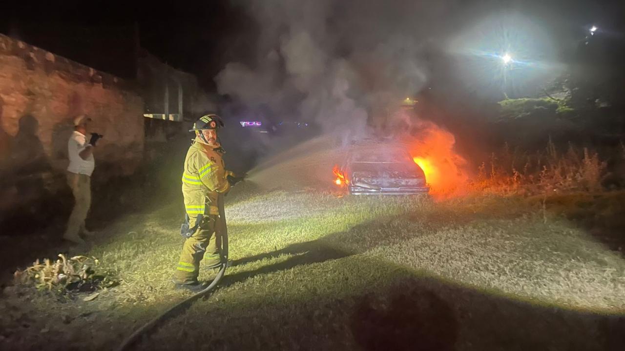 Apagan incendio de automóvil en colonia de Acaponeta
