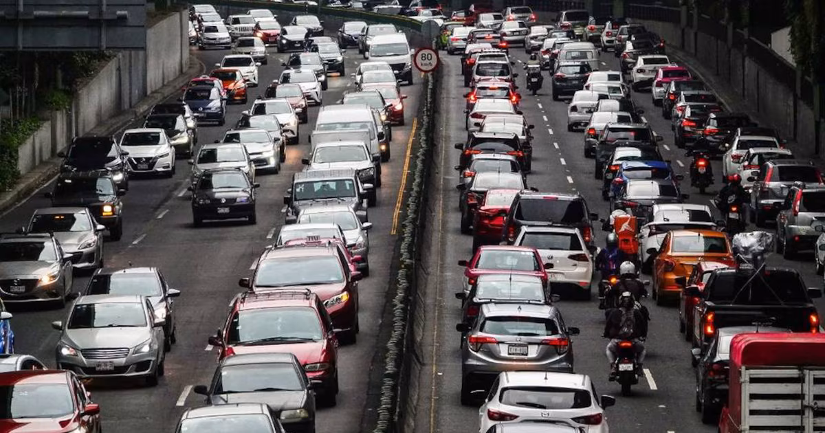 Automovilista provoca controversia al presumir que alcanza 240 km/h en el Segundo Piso del Periférico