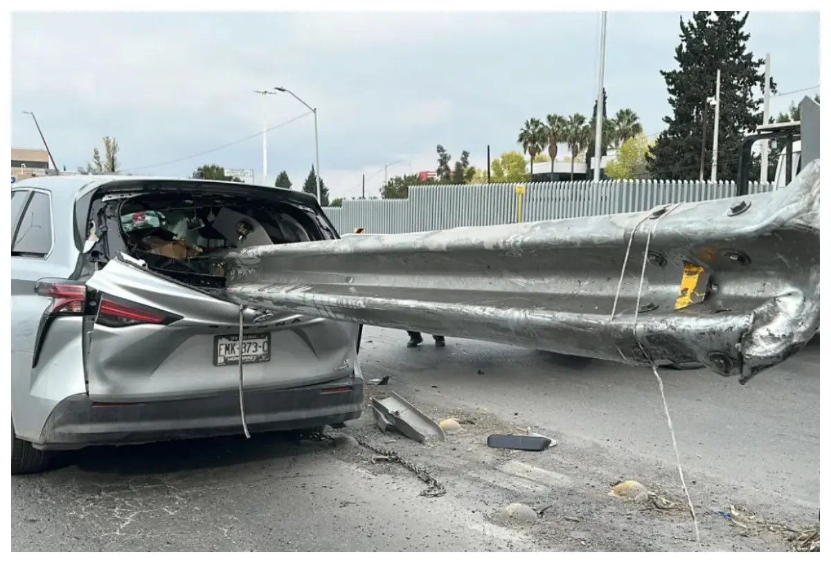 Barra metálica atraviesa camioneta en accidente en Saltillo; la conductora sale ilesa