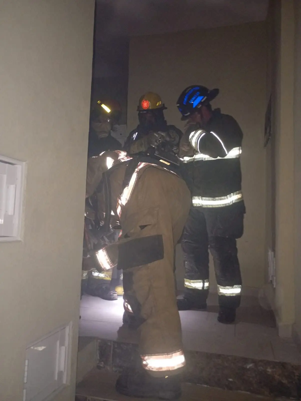 Bomberos controlan incendio en casa de la colonia 5 de Diciembre.