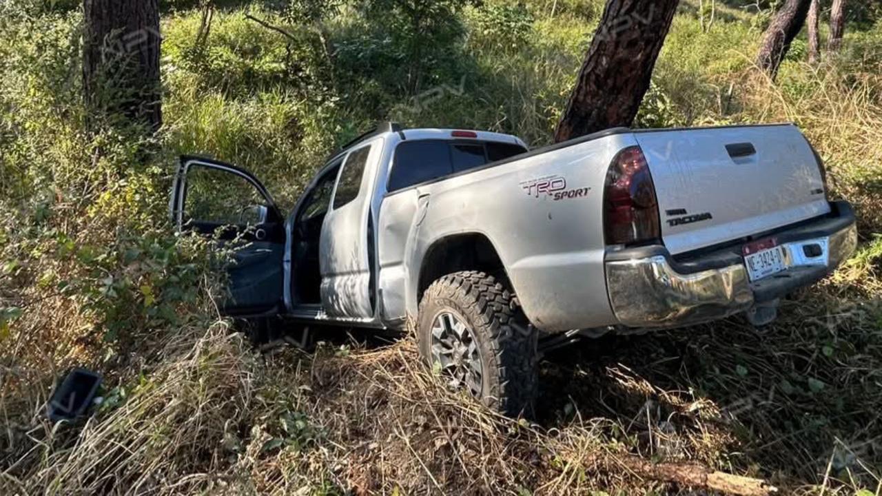 Camioneta Tacoma se precipita por un barranco en la ruta hacia El Tuito