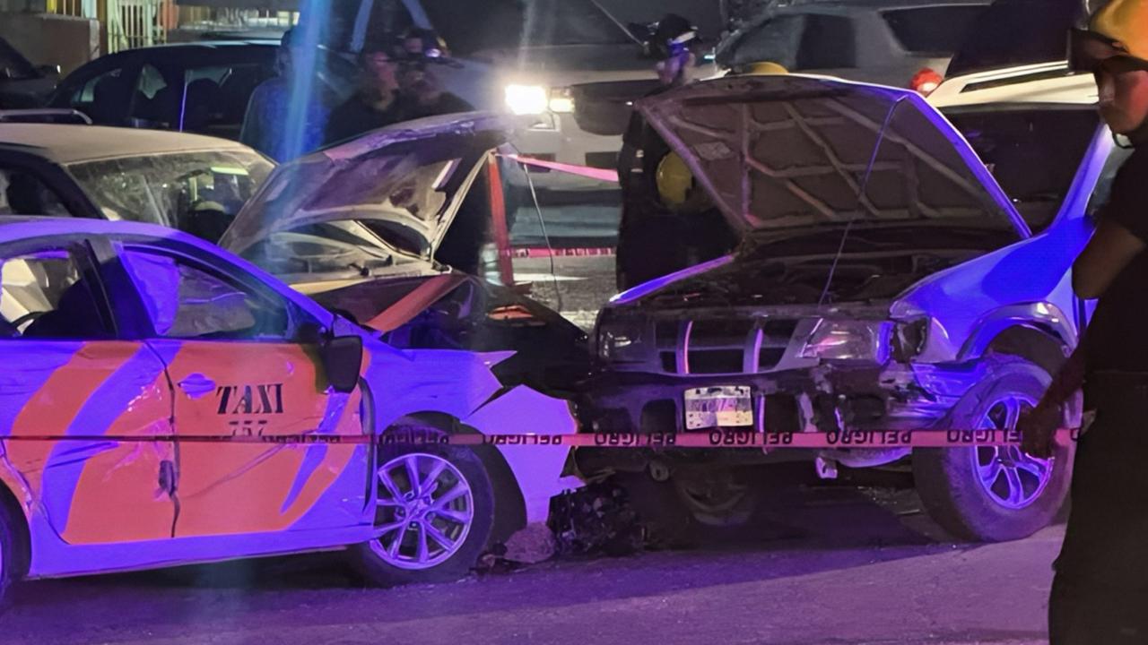 Choque entre taxi y coche particular en la avenida Víctor Iturbe