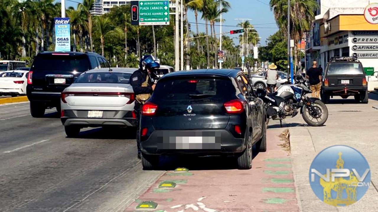 Ciclovía de la avenida central de Puerto Vallarta invadida por agente de tránsito y conductor, denuncian
