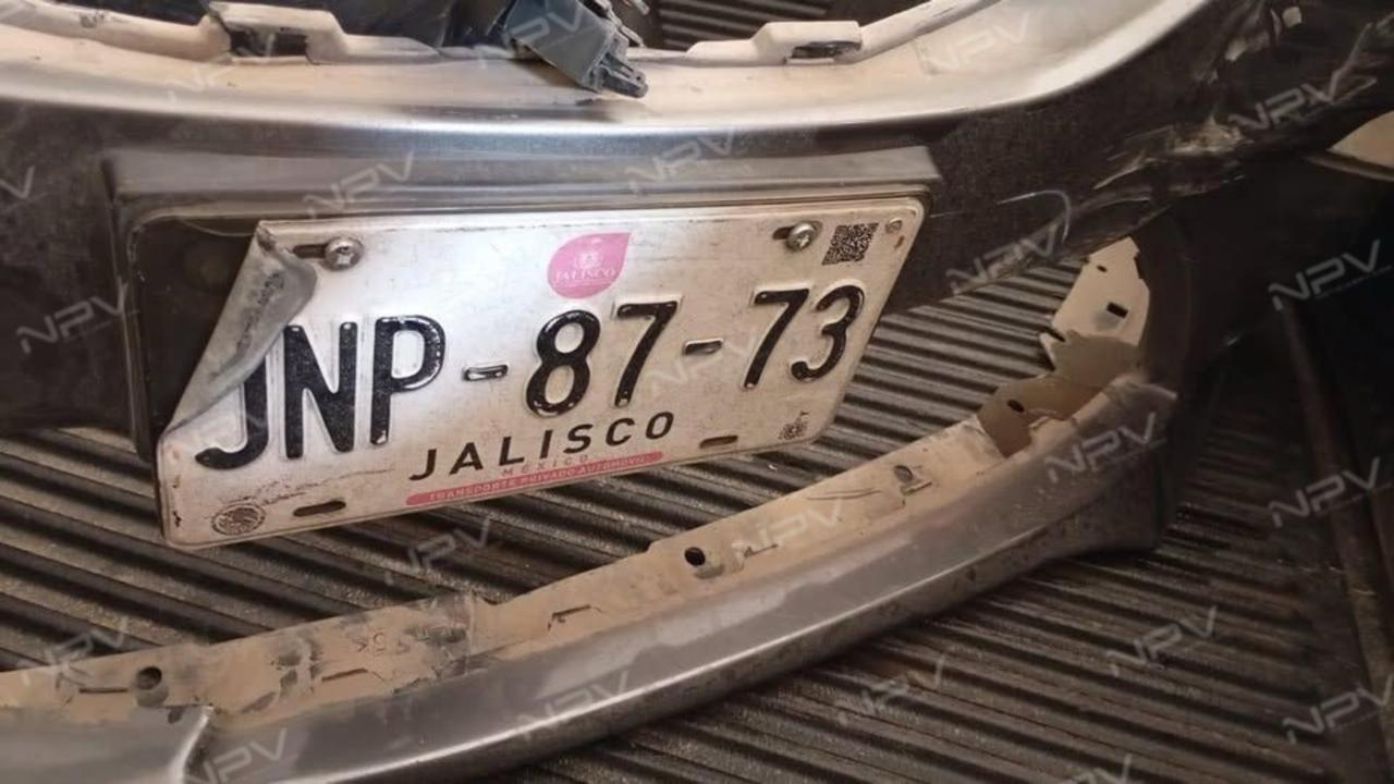 Conductor escapa tras colisión en la avenida Francisco Villa; olvidó su placa en el lugar