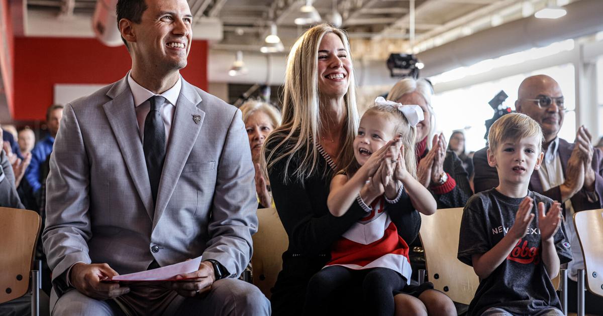 Después de un éxito sin precedentes como director atlético, Fernando Lovo deja la UNM para un nuevo desafío en Colorado.