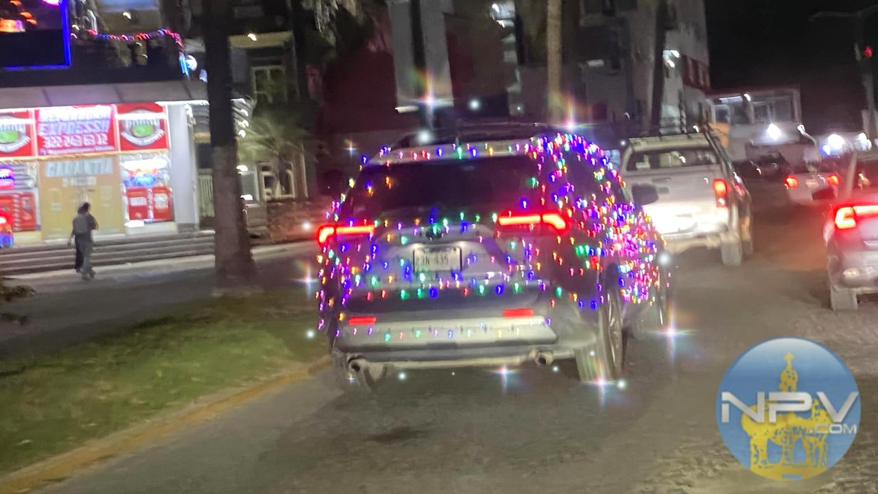 Destacan vehículos decorados con luces navideñas por las calles de Puerto Vallarta