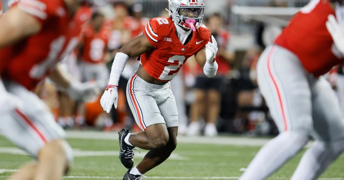 Diez jugadores de la conferencia Big Ten en el primer equipo de All-America, encabezados por cuatro de Ohio State y la estrella mexicana Mendoza.