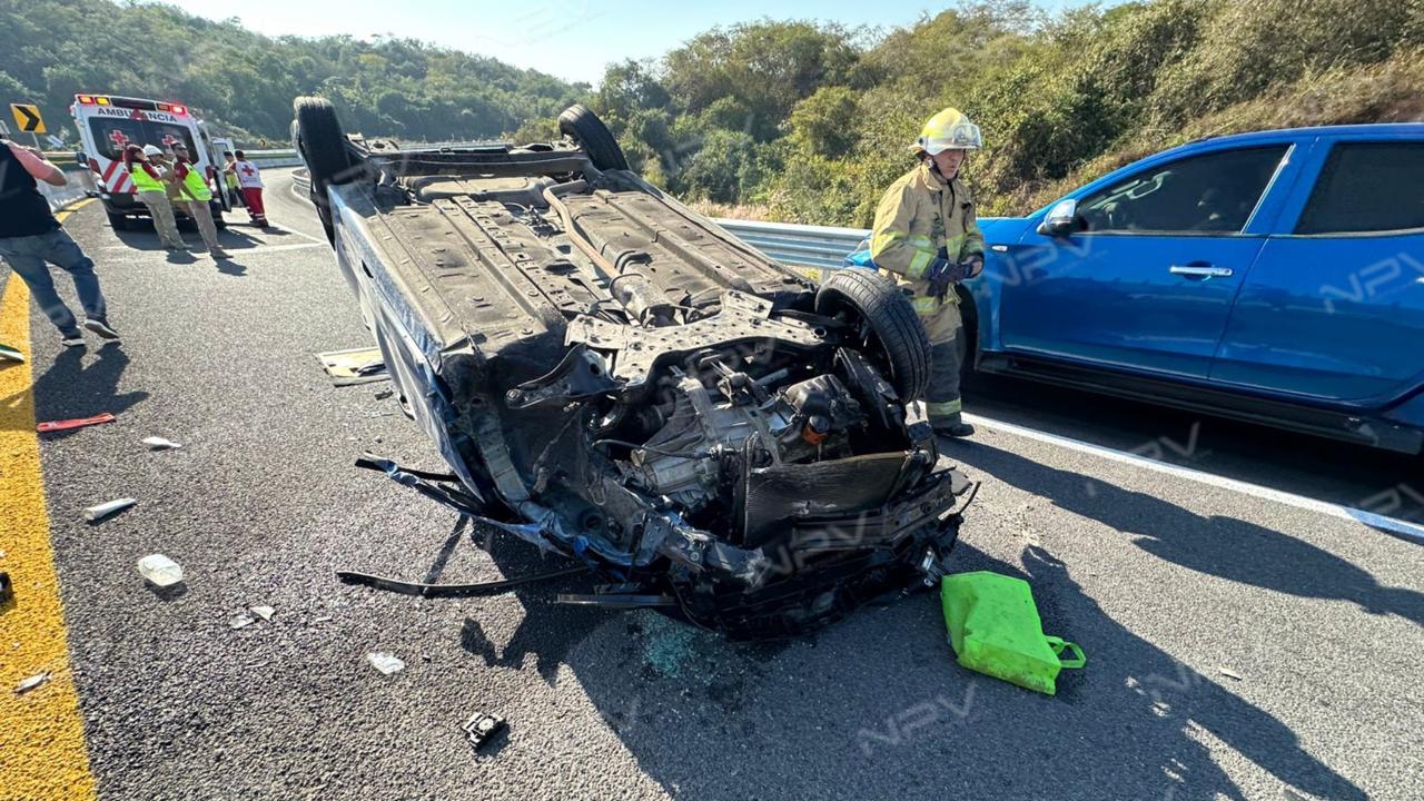 Dos turistas heridos tras volcadura en la carretera Las Varas-Puerto Vallarta