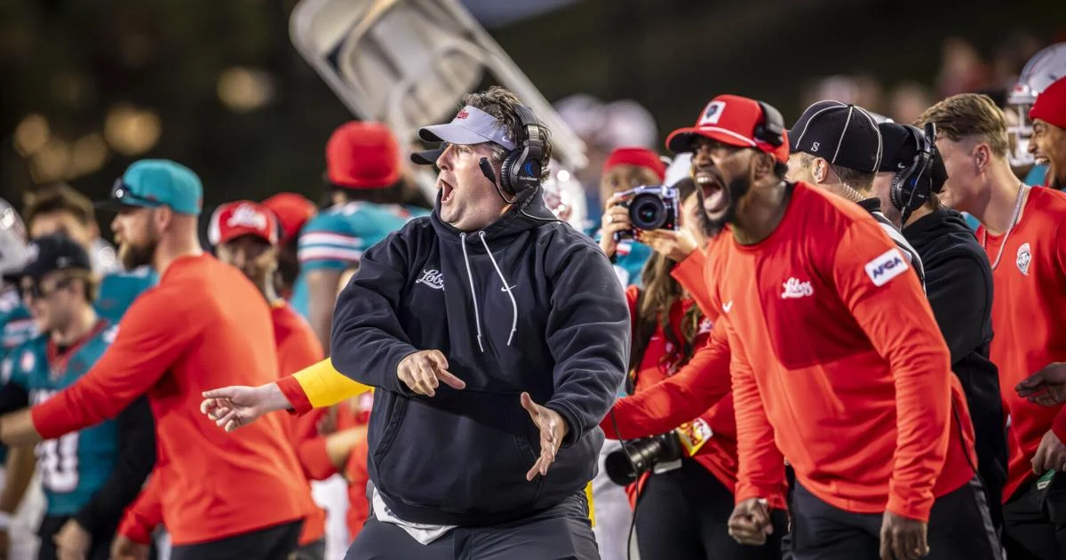 Eck de Lobos es nombrado Entrenador del Año en la Conferencia Mountain West; su hijo Jaxton comparte el título de Jugador Defensivo del Año