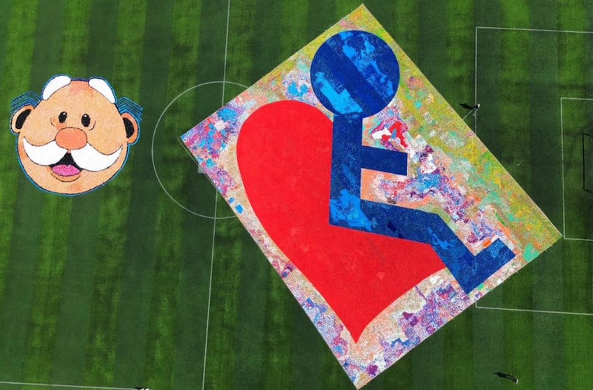 El Dr. Simi obtiene un récord Guinness por su mosaico de tapitas de botellas de 1,200 metros cuadrados.