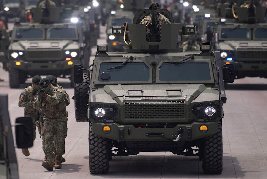 El Ejército Mexicano despliega 720 soldados y vehículos blindados para salvaguardar la industria del aguacate en Michoacán.