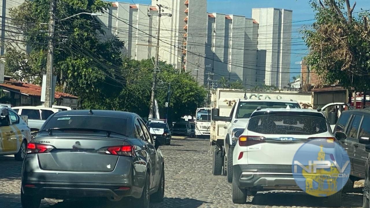El estacionamiento en doble fila en calles angostas aumenta el desorden vehicular en Puerto Vallarta