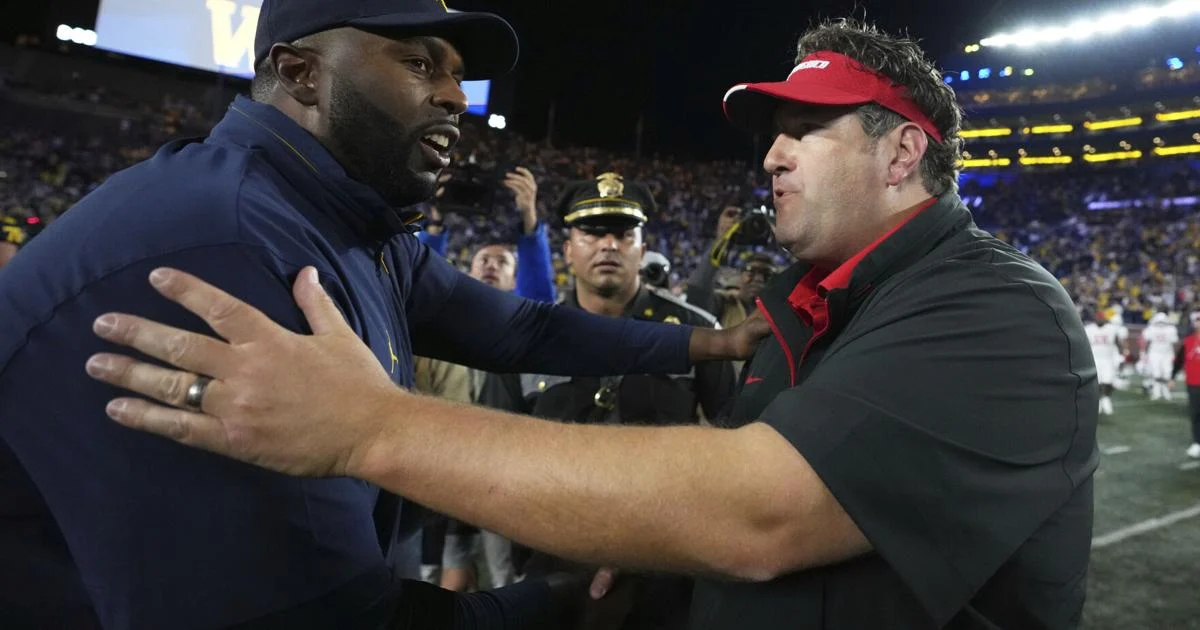 El exentrenador de fútbol americano de Michoacán, Sherrone Moore, es encarcelado horas después de su despido.