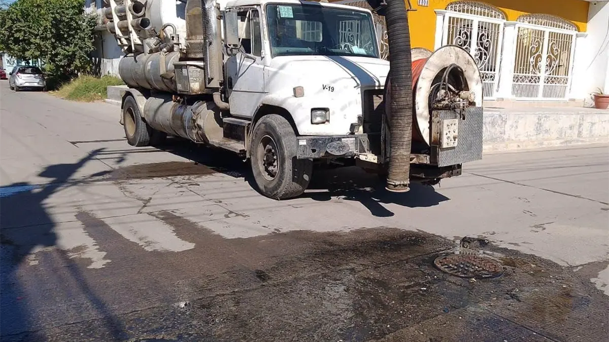 Eliminan desechos, toallitas, tablas y basura del sistema de drenaje en varias colonias de Mazatlán