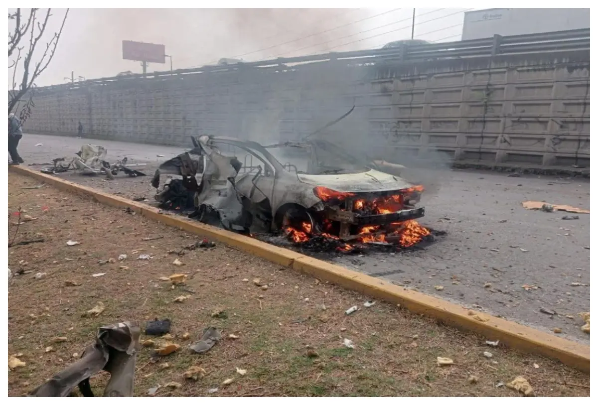 Explosión en taxi que llevaba pirotecnia en la México–Toluca; al menos tres heridos