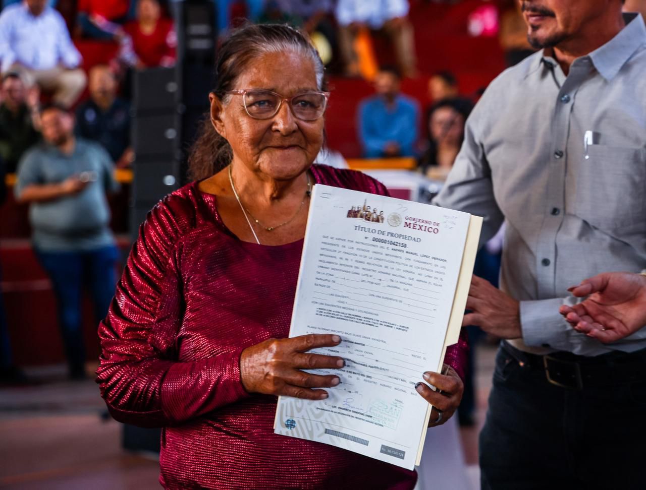 Gobierno de Sinaloa brinda seguridad legal a más de 1,500 familias en Rosario