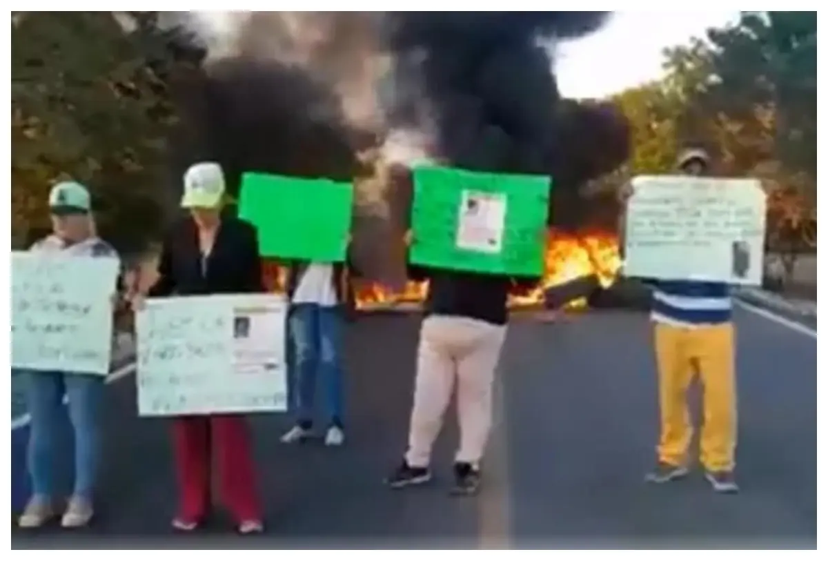 Habitantes de Buenavista, Michoacán, cierran carretera federal exigendo justicia por desapariciones
