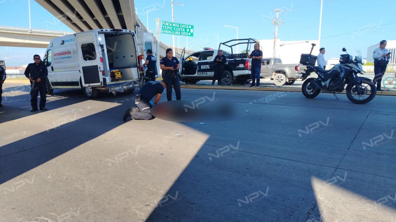 Hombre sufre graves lesiones tras caer del puente de la autopista