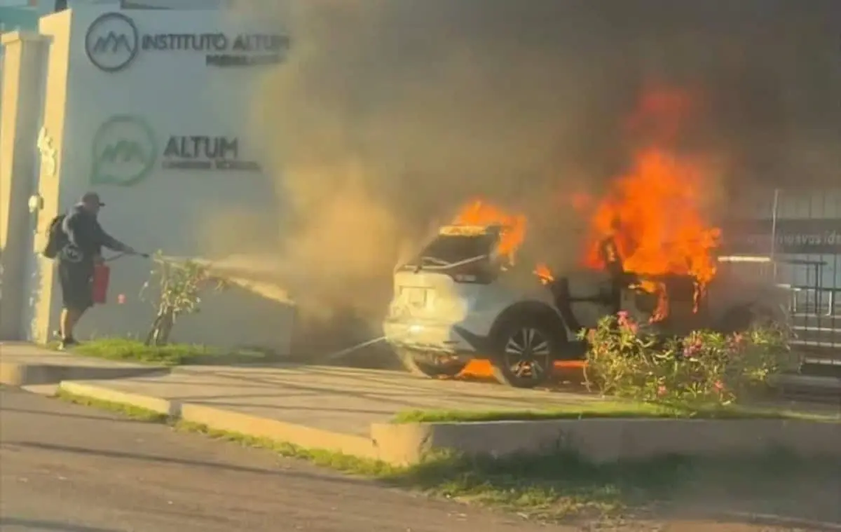 Incendio de una camioneta junto a un colegio en Portalegre Premium, Culiacán