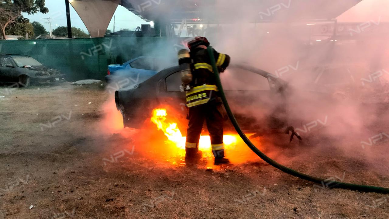 Incendio destruye tres vehículos en el corralón San José, camino a El Colomo