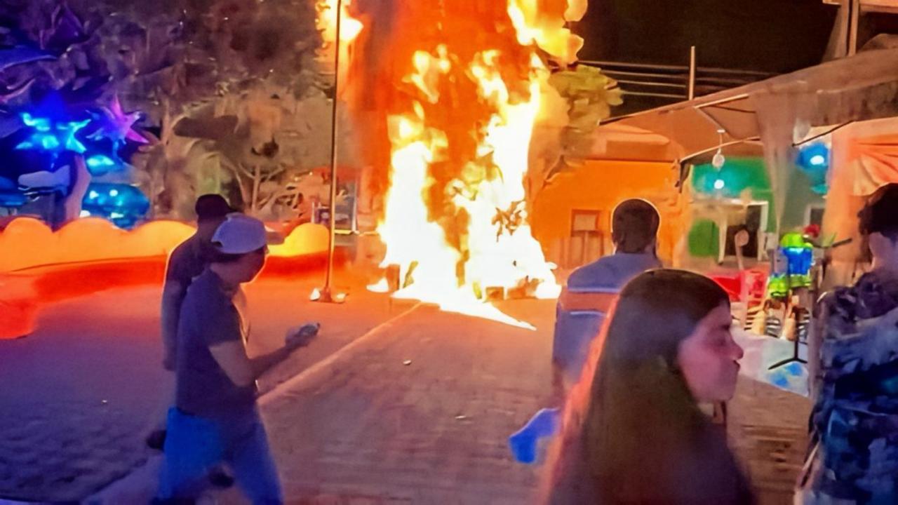 Jonacatepec: habitantes prenden fuego a árbol de Navidad y asaltan la alcaldía por un supuesto atropello