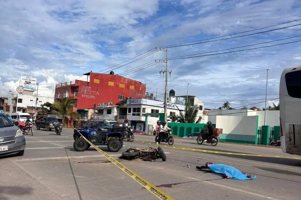 Joven motociclista pierde la vida en trágico accidente en la Carretera Federal 200 tras ser embestido por una camioneta