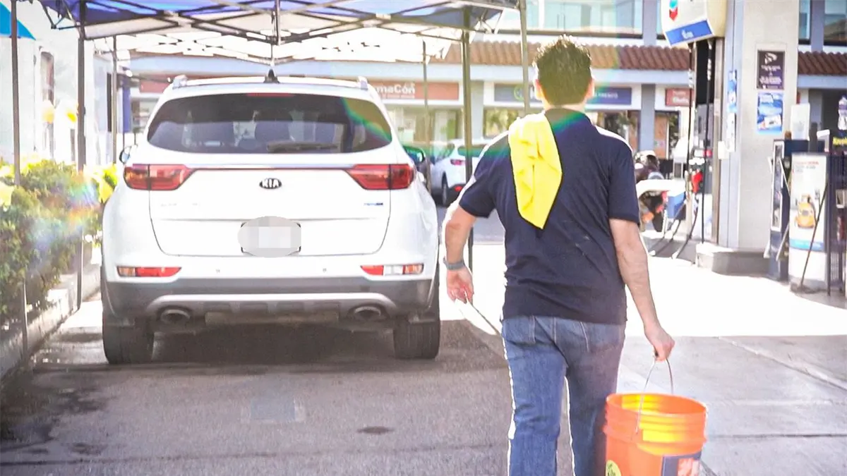 Juan de Ávila cumple su meta y se lleva 2 mil pesos lavando autos en un día en Culiacán