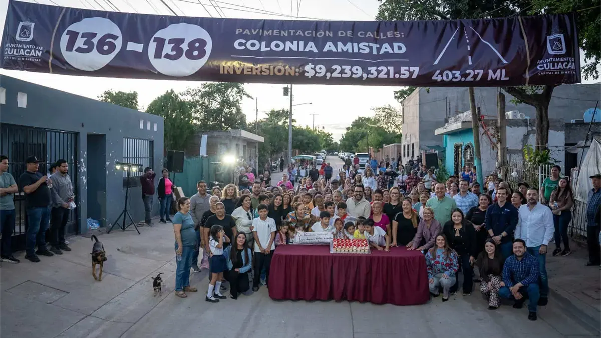 Juan de Dios Gámez inaugura tres calles pavimentadas en la colonia Amistad, al este de Culiacán.