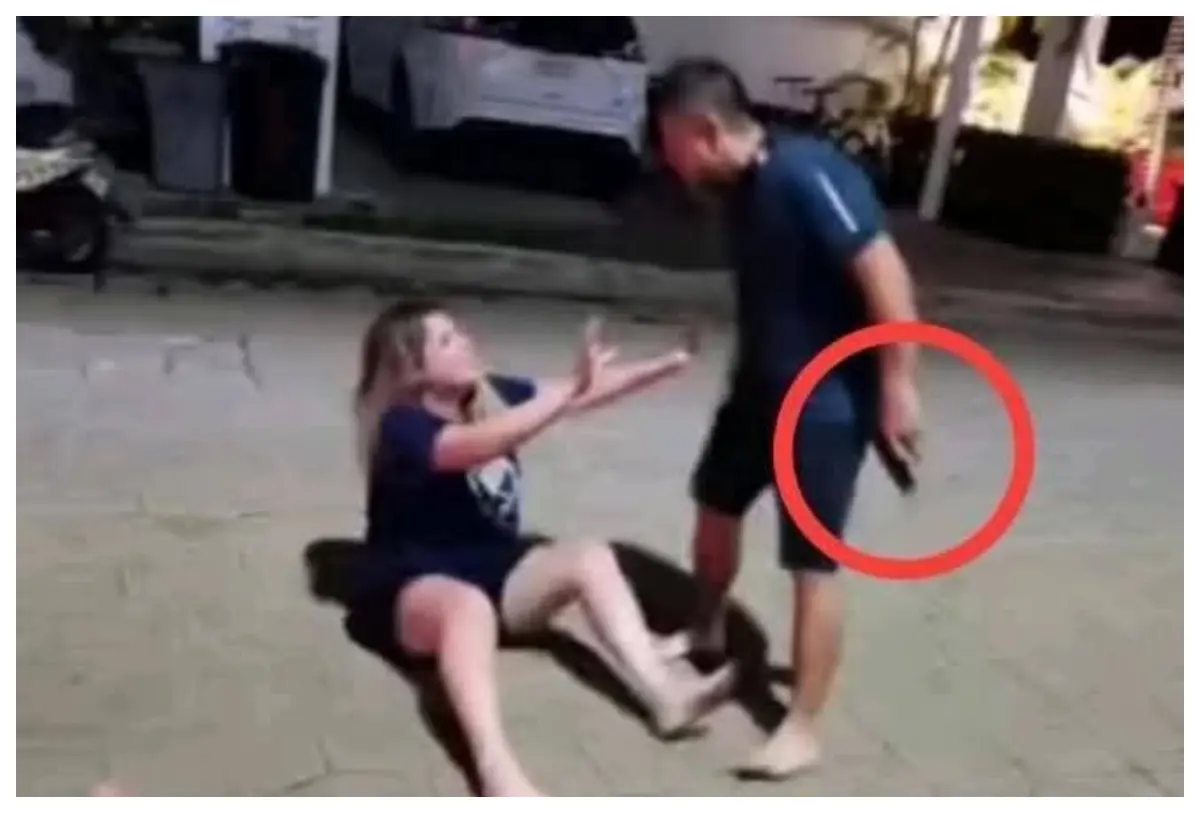 Juez sorprendido agrediendo a su pareja en Cancún con un arma en mano