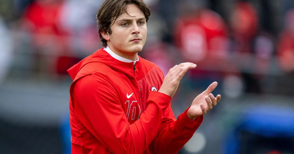 Julian Sayin de la Universidad de Ohio State aspira a seguir los pasos de sus ídolos como finalista del Heisman.