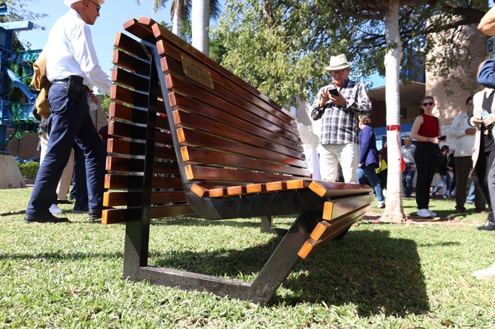 La Facultad de Ingeniería presenta su primera “Banca de Generación” como legado de la promoción 1970–1975 de Ingeniería Civil