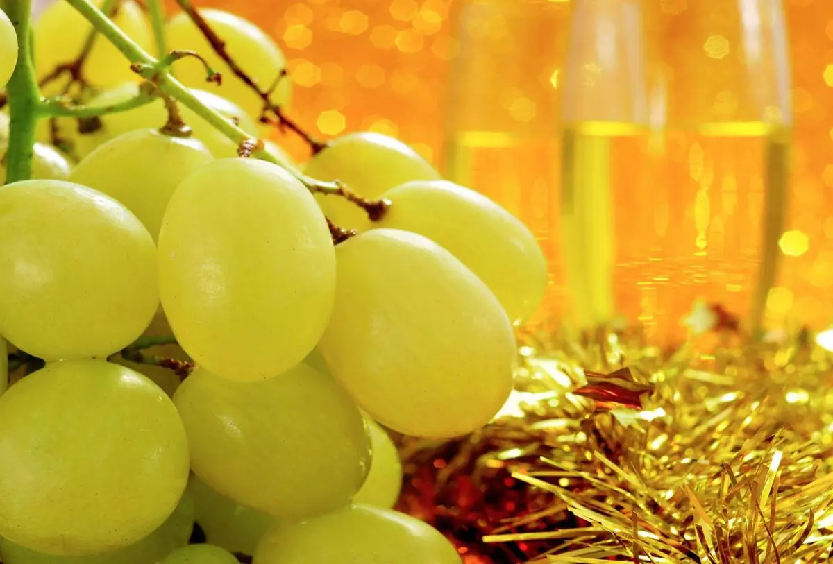 La tradición de las 12 uvas en Año Nuevo: origen y significado detrás de esta costumbre