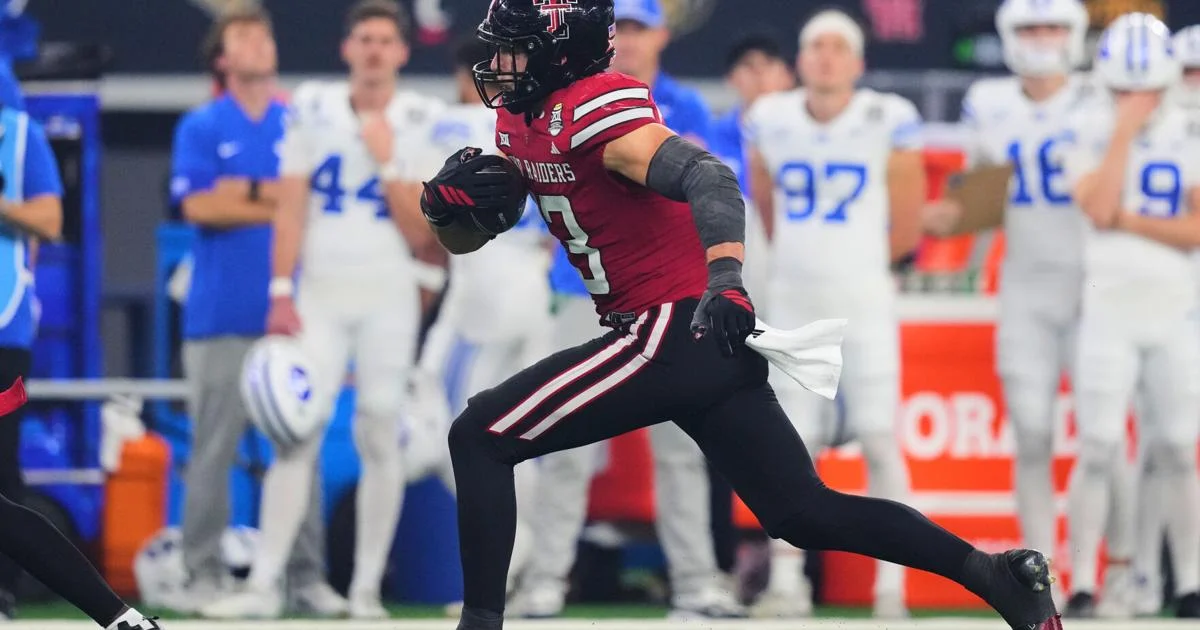 Los Pumas de la UNAM conquistan el título de la Liga MX tras vencer 34-7 a las Chivas.